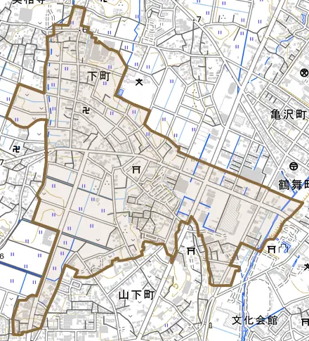 下町とその周辺の地図。町の範囲を重ねている