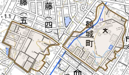 鶴城町とその周辺の地図。町の範囲を重ねている