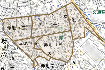 赤池とその周辺の地図。町の範囲を重ねている