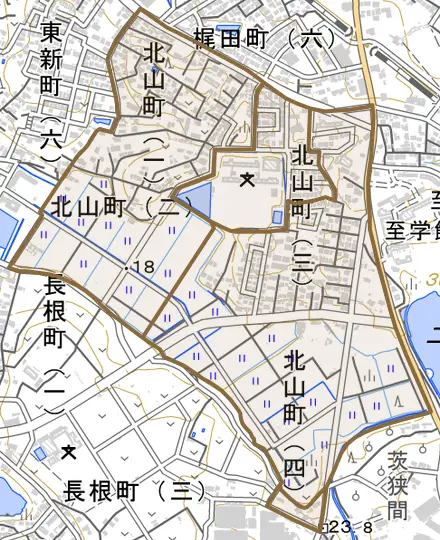 北山町とその周辺の地図。町の範囲を重ねている