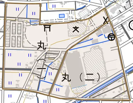丸とその周辺の地図。町の範囲を重ねている