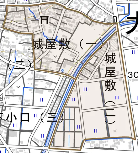 城屋敷とその周辺の地図。町の範囲を重ねている