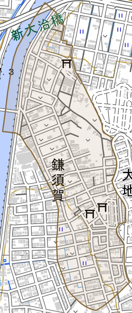 大字鎌須賀とその周辺の地図。町の範囲を重ねている