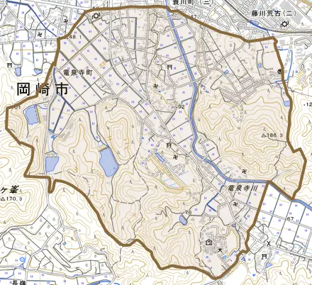 竜泉寺町とその周辺の地図。町の範囲を重ねている