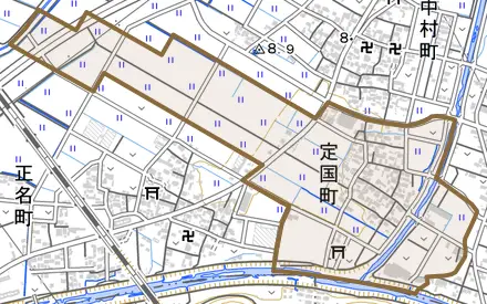定国町とその周辺の地図。町の範囲を重ねている
