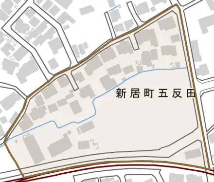 新居町五反田とその周辺の地図。町の範囲を重ねている