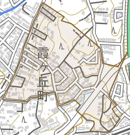 霞ケ丘町中とその周辺の地図。町の範囲を重ねている