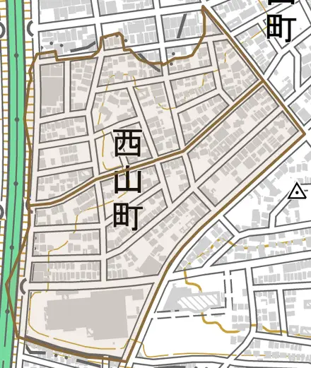 西山町とその周辺の地図。町の範囲を重ねている