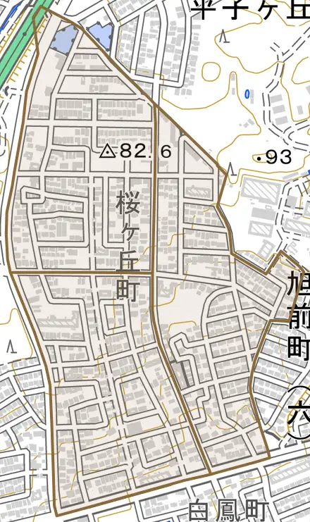 桜ケ丘町とその周辺の地図。町の範囲を重ねている