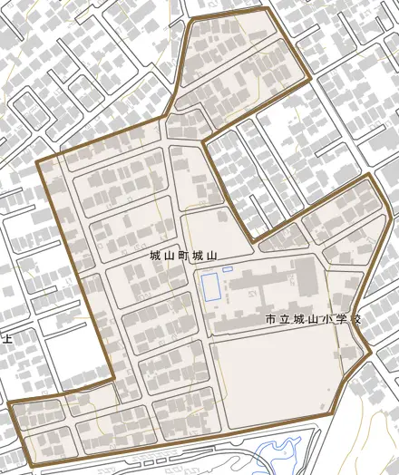 城山町城山とその周辺の地図。町の範囲を重ねている