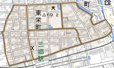 東栄町とその周辺の地図。町の範囲を重ねている