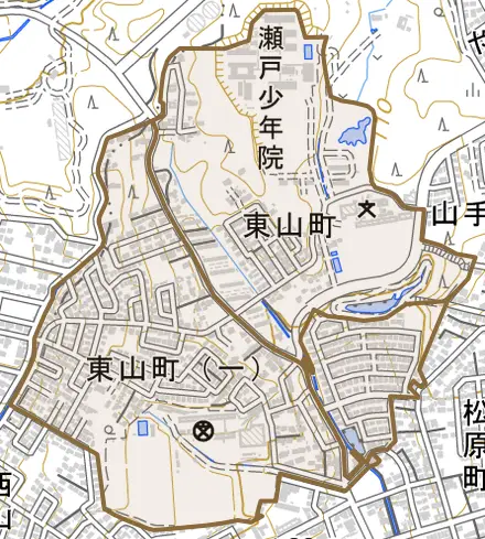 東山町とその周辺の地図。町の範囲を重ねている
