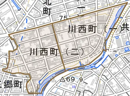 川西町とその周辺の地図。町の範囲を重ねている