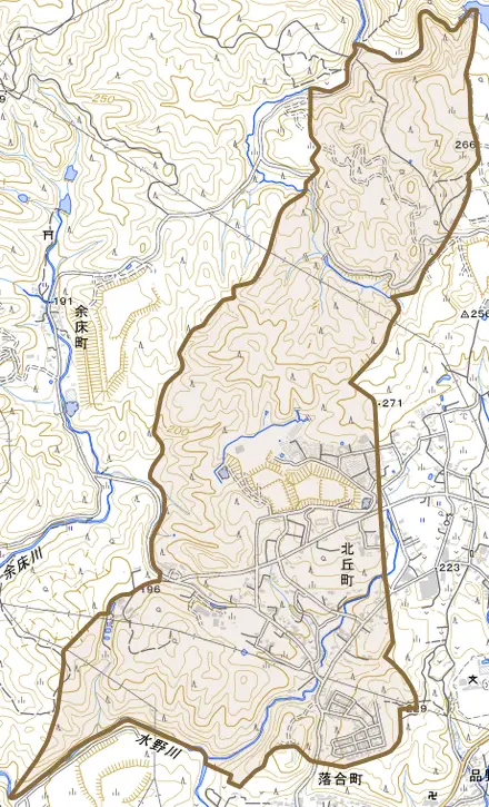 北丘町とその周辺の地図。町の範囲を重ねている