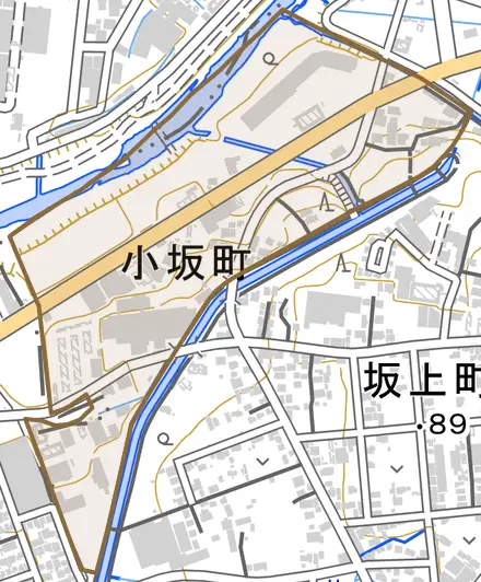 小坂町とその周辺の地図。町の範囲を重ねている