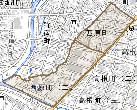 西原町とその周辺の地図。町の範囲を重ねている