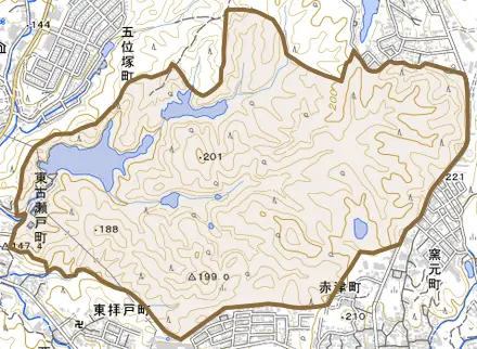 馬ケ城町とその周辺の地図。町の範囲を重ねている