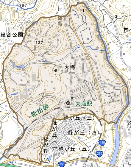 大海とその周辺の地図。町の範囲を重ねている