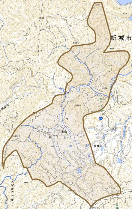 巣山とその周辺の地図。町の範囲を重ねている