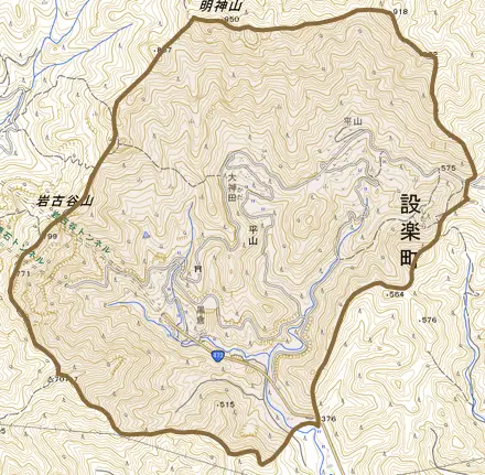 平山とその周辺の地図。町の範囲を重ねている