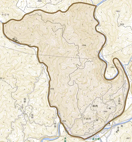 田内とその周辺の地図。町の範囲を重ねている