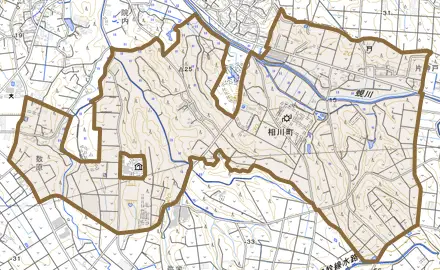 相川町とその周辺の地図。町の範囲を重ねている