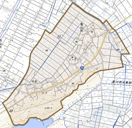亀山町とその周辺の地図。町の範囲を重ねている