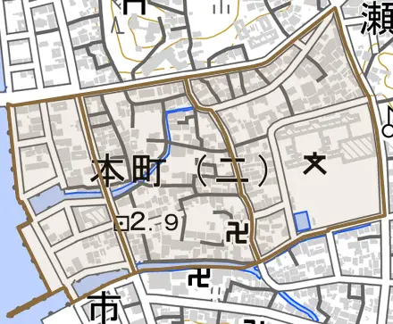 本町とその周辺の地図。町の範囲を重ねている