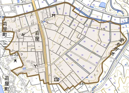 苅屋とその周辺の地図。町の範囲を重ねている