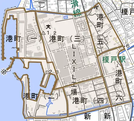 港町とその周辺の地図。町の範囲を重ねている