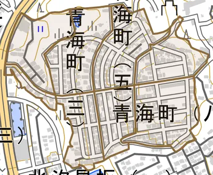 青海町とその周辺の地図。町の範囲を重ねている