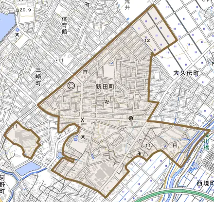 新田町とその周辺の地図。町の範囲を重ねている