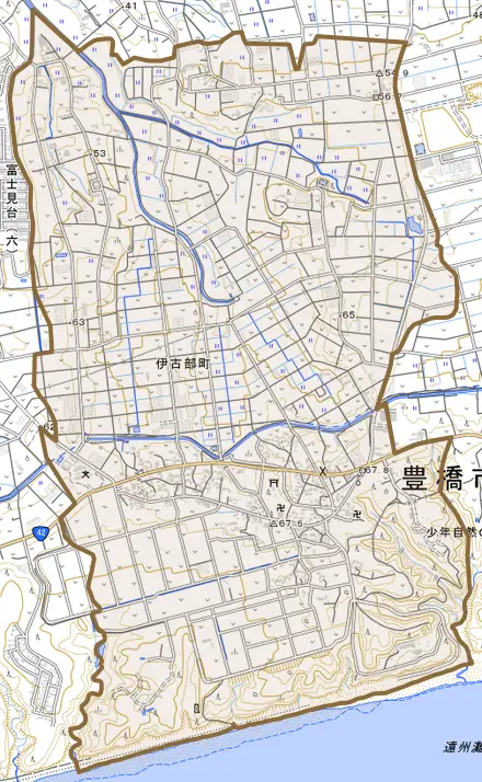 伊古部町とその周辺の地図。町の範囲を重ねている