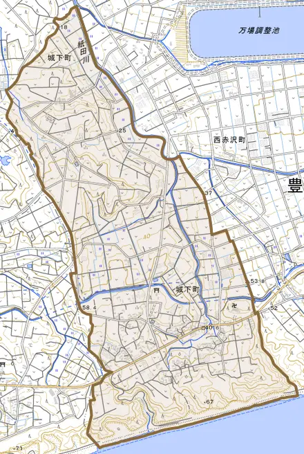 城下町とその周辺の地図。町の範囲を重ねている