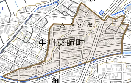 牛川薬師町とその周辺の地図。町の範囲を重ねている