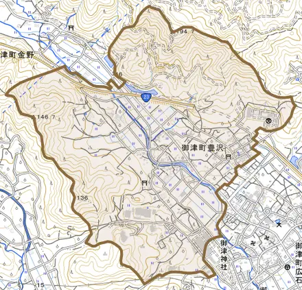御津町豊沢とその周辺の地図。町の範囲を重ねている