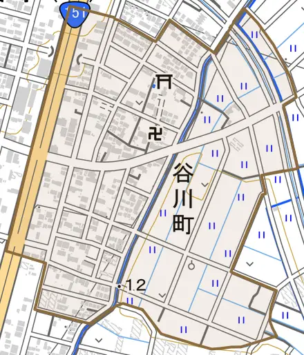 谷川町とその周辺の地図。町の範囲を重ねている