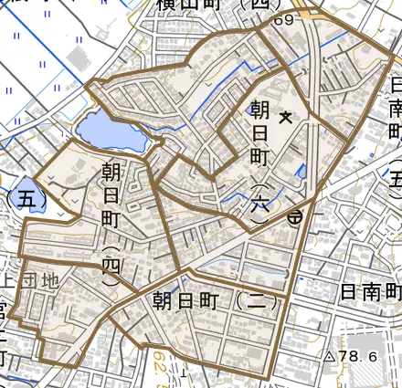 朝日町とその周辺の地図。町の範囲を重ねている