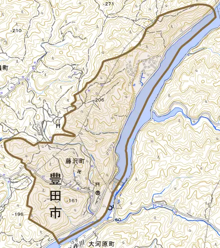 藤沢町とその周辺の地図。町の範囲を重ねている