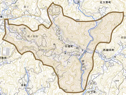 市場町とその周辺の地図。町の範囲を重ねている