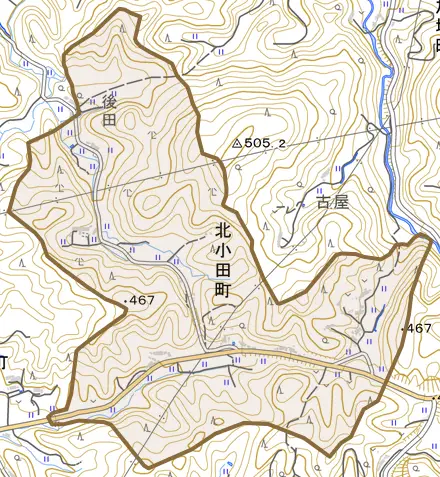 北小田町とその周辺の地図。町の範囲を重ねている