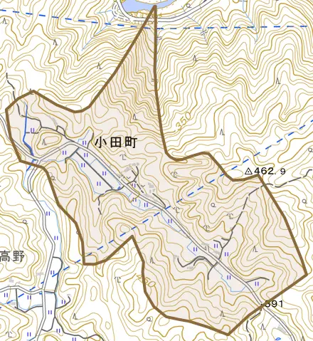 小田町とその周辺の地図。町の範囲を重ねている