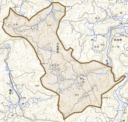 小松野町とその周辺の地図。町の範囲を重ねている