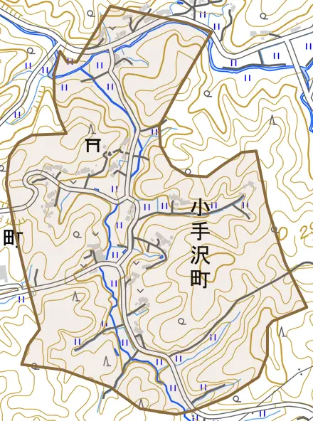 小手沢町とその周辺の地図。町の範囲を重ねている