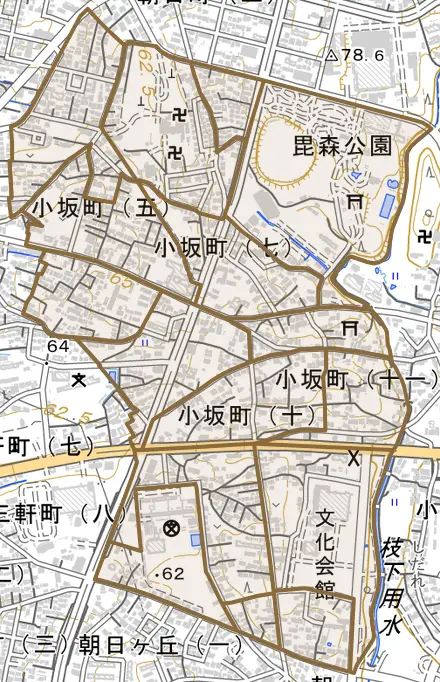 小坂町とその周辺の地図。町の範囲を重ねている