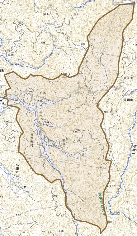 日下部町とその周辺の地図。町の範囲を重ねている