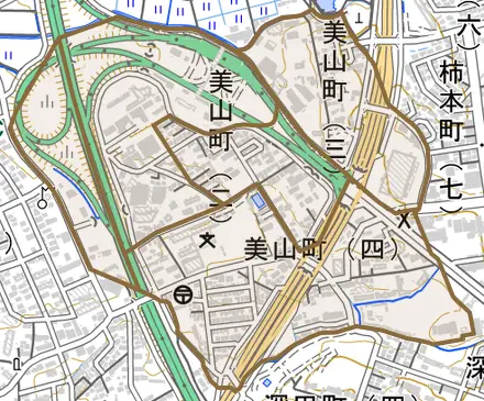 美山町とその周辺の地図。町の範囲を重ねている