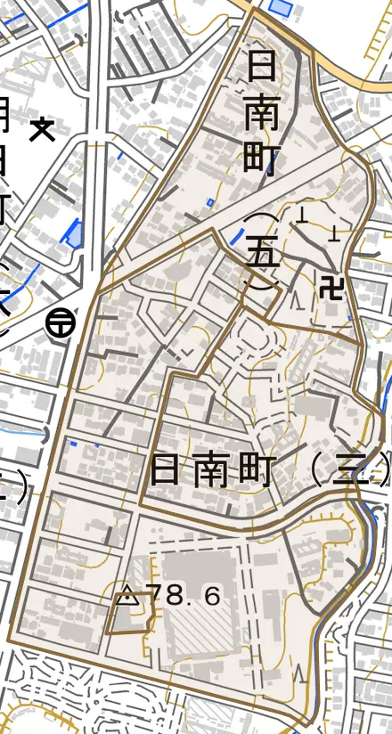 日南町とその周辺の地図。町の範囲を重ねている