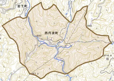 西丹波町とその周辺の地図。町の範囲を重ねている