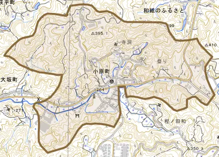小原町とその周辺の地図。町の範囲を重ねている
